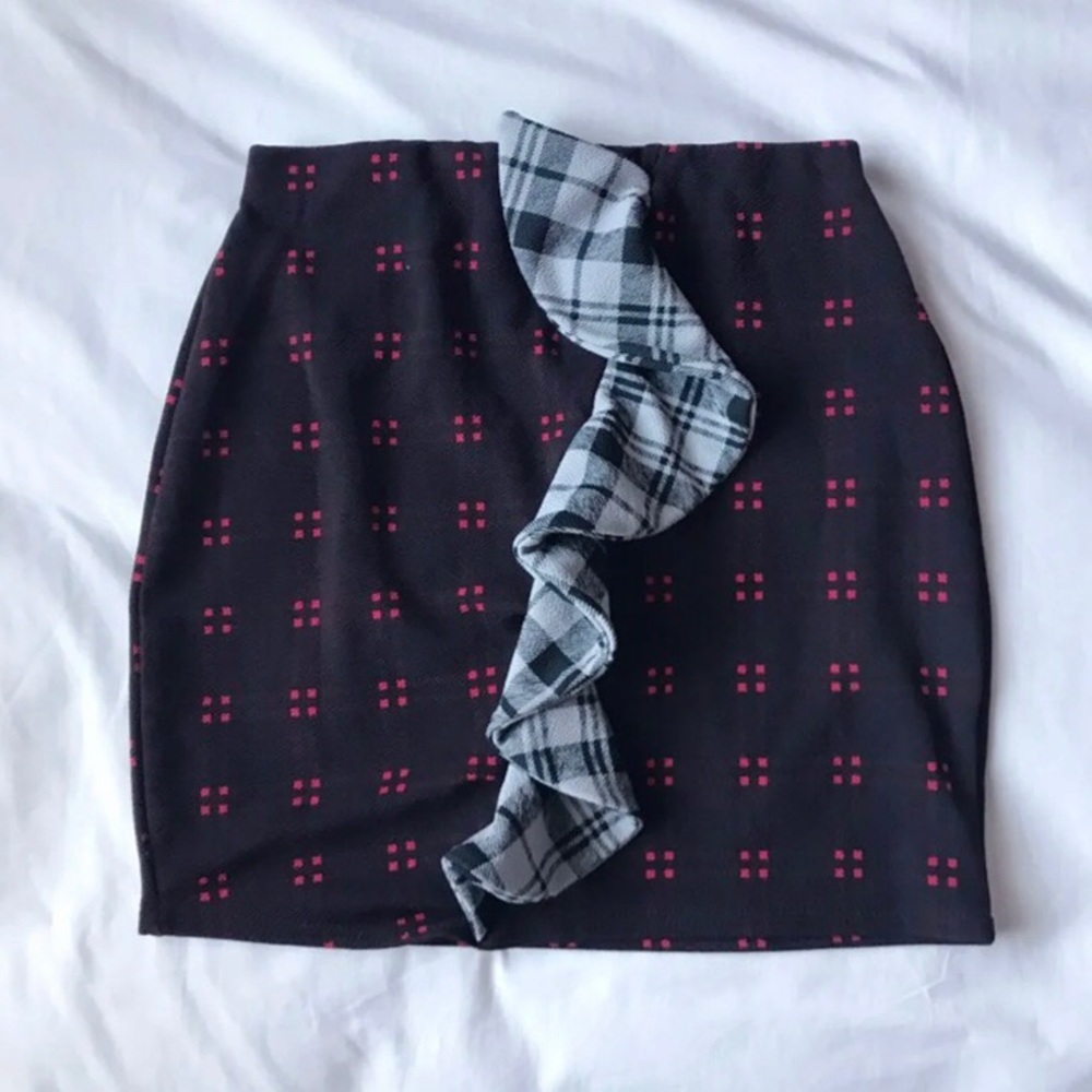 PrettyLittleThing Black & Red Ruffle Skirt